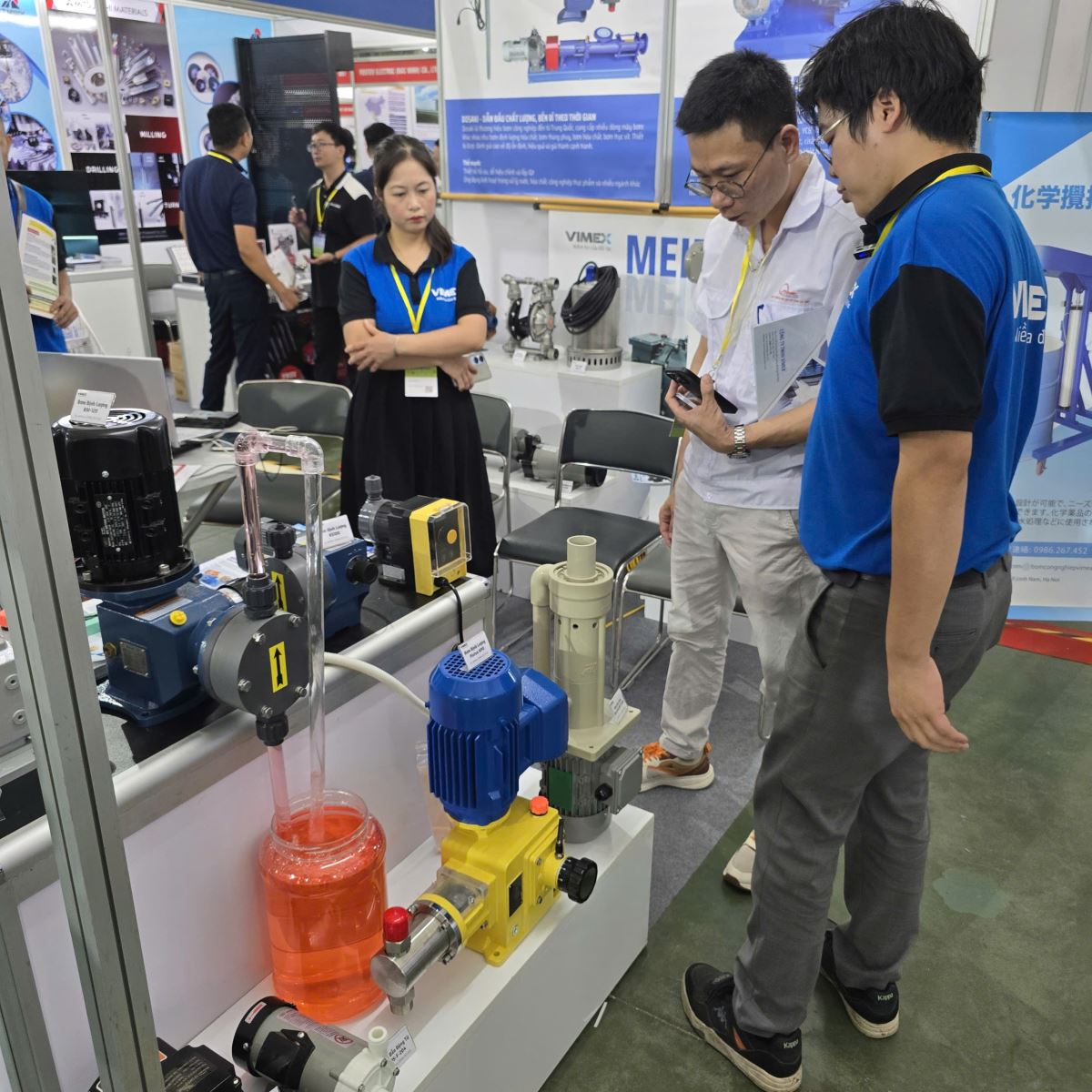 Khách hàng tìm hiểu sản phẩm bơm tại gian hàng VIMEX
